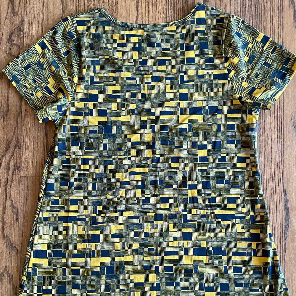 Flowy Short Sleeve Lula Roe Top - Picture 2 of 3